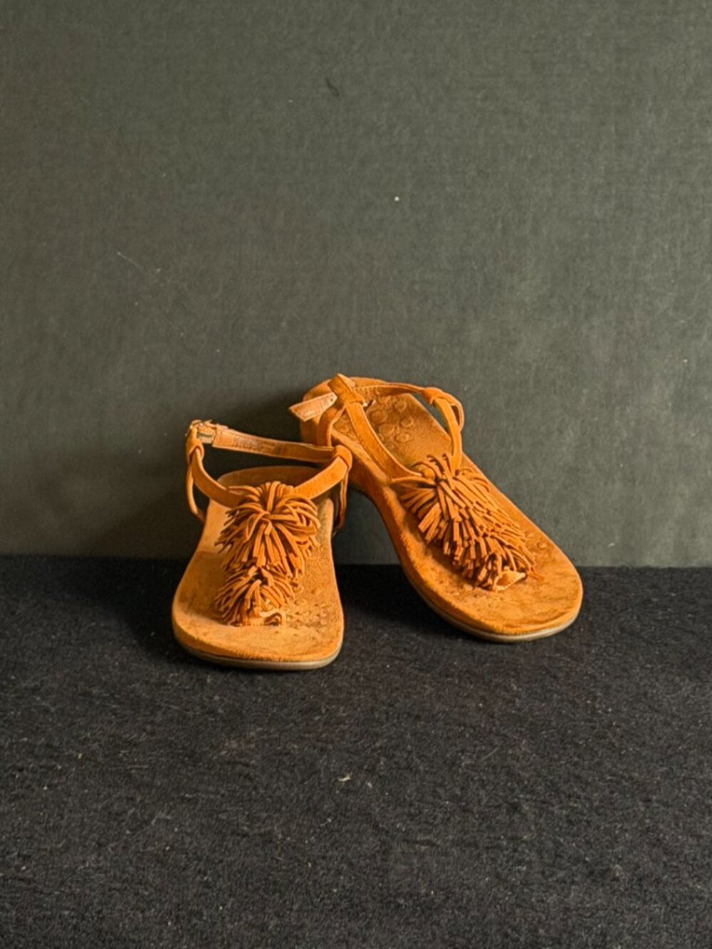 *Like New* Vionic ‘Sosha’ Adjustable Suede Fringe Sandals Size 8